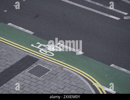 Aufnahmen von oben von der Ostklippe mit Blick auf die Radroute des Brighton Madeira Drive mit Straßenmarkierungen. Stockfoto