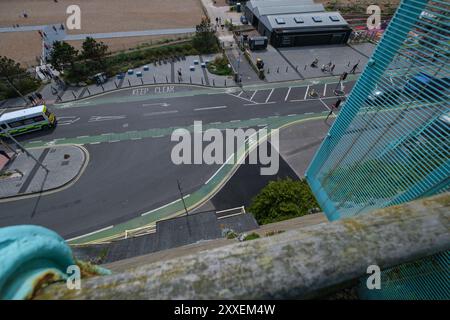 Ein Foto der Markierungen von Madeira Drive und Dukes Mound und Radwegsaufnahmen von der Wand mit Blick nach unten. Brighton England Stockfoto