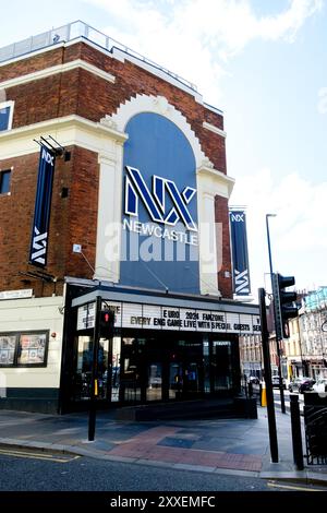 Newcastle UK: 8. Juni 2024: Außenansicht des NX-Musikzentrums im Stadtzentrum von Newcastle. Mit Schild für das Fußballturnier fanzone Euro 2024 Stockfoto