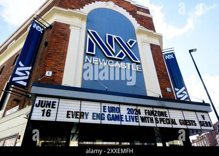 Newcastle UK: 8. Juni 2024: Außenansicht des NX-Musikzentrums im Stadtzentrum von Newcastle. Mit Schild für das Fußballturnier fanzone Euro 2024 Stockfoto