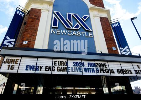 Newcastle UK: 8. Juni 2024: Außenansicht des NX-Musikzentrums im Stadtzentrum von Newcastle. Mit Schild für das Fußballturnier fanzone Euro 2024 Stockfoto