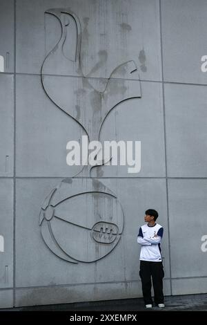 Tottenham-Fans posieren für ein Foto neben dem Spurs-Logo vor dem Premier League-Spiel Tottenham Hotspur gegen Everton im Tottenham Hotspur Stadium, London, Großbritannien, 24. August 2024 (Foto: Izzy Poles/News Images) Stockfoto