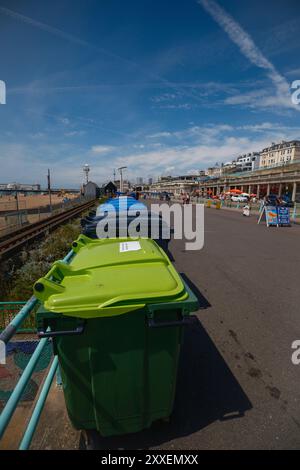 Die Promenade des Madeira Way Brighton England mit einer Linie von Recycling-Abfallbehältern entlang des Gehwegs. Stockfoto