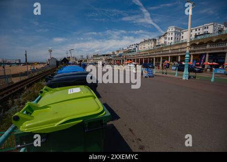 Die Promenade des Madeira Way Brighton England mit einer Linie von Recycling-Abfallbehältern entlang des Gehwegs. Stockfoto