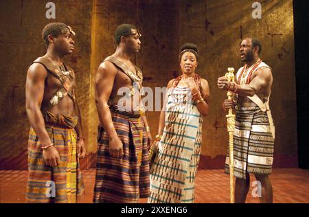 l-r: David Oyelowo (Aboan), Nicholas Monu (Oroonoko), Jo Martin (Lady Onola), Geff Francis (Orombo) in OROONOKO von Aphra Behn bei der Royal Shakespeare Company (RSC), The Other Place, Stratford-upon-Avon, England 28/04/1999 in einer neuen Adaption von Biyi Bandele Design: Niki Turner Beleuchtung: Tim Mitchory Stockfoto