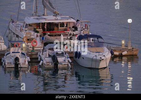 Italien, Sizilien, Mittelmeer, Marina di Ragusa (Provinz Ragusa); 23. August 2024, Motorboote und Luxusyachten im Hafen bei Sonnenuntergang - EDITORIAL Stockfoto