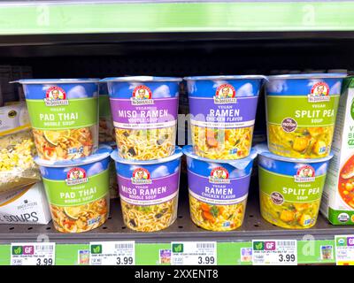 Los Angeles, Kalifornien, USA - 14.04.2024: Ein Blick auf mehrere Tassen von Dr. McDougalls Suppen, ausgestellt in einem örtlichen Lebensmittelgeschäft. Stockfoto