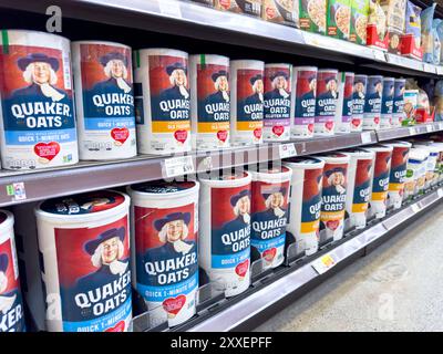 Los Angeles, Kalifornien, USA - 14. April 2024: Eine Ansicht mehrerer Container mit Quaker Oats, ausgestellt in einem örtlichen Lebensmittelgeschäft. Stockfoto