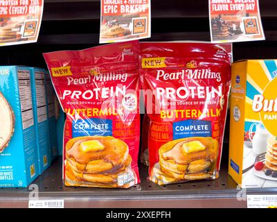 Los Angeles, Kalifornien, USA - 14.04.2024: Eine Ansicht mehrerer Pakete Pearl Milling Company Protein Buttermilchpfannkuchenmischung im Laden. Stockfoto