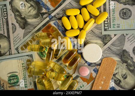 Stethoskop, Vitaminpillen, Medikamente und US-Dollar auf weißem Hintergrund Stockfoto