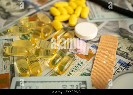 Stethoskop, Vitaminpillen, Medikamente und US-Dollar auf weißem Hintergrund Stockfoto