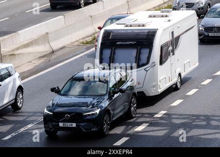 Bristol, Großbritannien. August 2024. Bankreisen im August tragen zu den Staus auf der Autobahn M4 in Bristol bei. Highways England meldet Durchschnittsgeschwindigkeiten von 11 bis 22 mph in westlicher Richtung. Quelle: JMF News/Alamy Live News Stockfoto