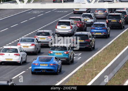 Bristol, Großbritannien. August 2024. Bankreisen im August tragen zu den Staus auf der Autobahn M4 in Bristol bei. Highways England meldet Durchschnittsgeschwindigkeiten von 11 bis 22 mph in westlicher Richtung. Quelle: JMF News/Alamy Live News Stockfoto