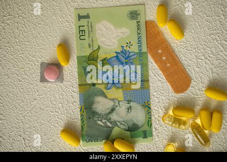 Nahaufnahme der rumänischen Währung neben verschiedenen medizinischen Pillen und Tabletten für ein Gesundheitskonzept platziert Stockfoto