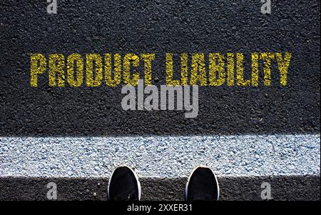 Hinweis zur Produkthaftung auf Asphaltstraße. Symbol für konzeptionelle Produkthaftung. Kopierbereich. Stockfoto