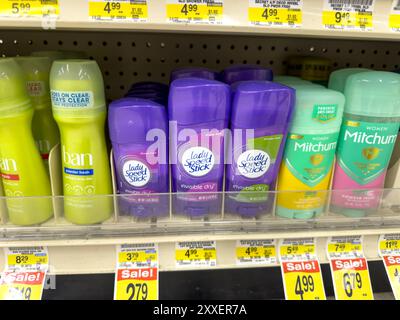 Los Angeles, Kalifornien, USA - 14. April 2024: Eine Ansicht mehrerer Behälter mit Lady Speed Stick Deodorant, ausgestellt in einem örtlichen Lebensmittelgeschäft. Stockfoto