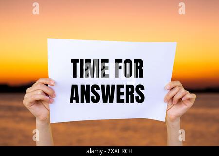 „Zeit für Antworten“ auf Whitepaper mit verschwommenem Hintergrund. Symbol für die konzeptionelle Zeit für Antworten. Kopierbereich. Stockfoto