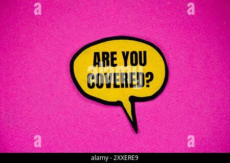 Ist die Frage auf gelbem Papier mit einer Sprechblase mit rosa Hintergrund geschrieben? Konzeptionelles Symbol für die Frage „sind Sie abgedeckt“. Kopierbereich. Stockfoto