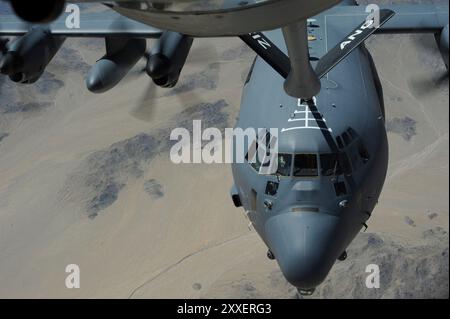 Ein U.S. Air Force HC-130J Combat King II, der der 79th Rescue Squadron auf der Davis-Monthan Air Force Base, Ariz, zugeordnet ist, erhält Treibstoff von einer U.S. Air Nati Stockfoto