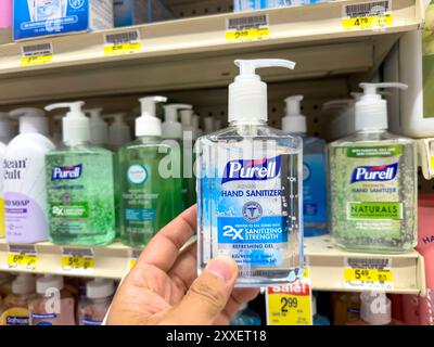 Los Angeles, Kalifornien, USA - 14. April 2024: Eine Ansicht einer Hand, die einen Behälter mit Purell Handdesinfektionsmittel hält, in einem lokalen Einzelhandelsgeschäft ausgestellt. Stockfoto