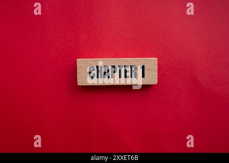 Kapitel 1 Nachricht auf Holzblock mit rotem Hintergrund geschrieben. Symbol für das konzeptionelle Kapitel 1. Kopierbereich. Stockfoto