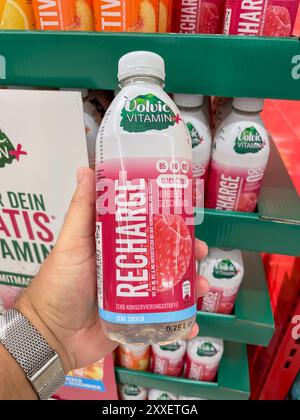 Deutschland Berlin 17. August 2024. Eine Person hält eine Flasche Volvic-Vitaminwasser in der Hand. Die Flasche ist rosa und weiß Stockfoto