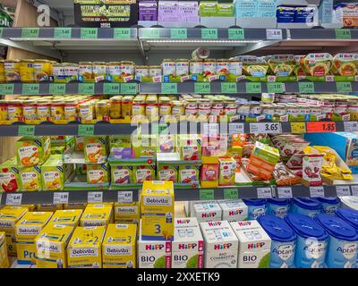 Deutschland Berlin 23. August 2024. Kinderspeisengänge in einem Geschäft mit einem Schild. Es gibt viele verschiedene Arten von Babynahrung in den Regalen. Stockfoto