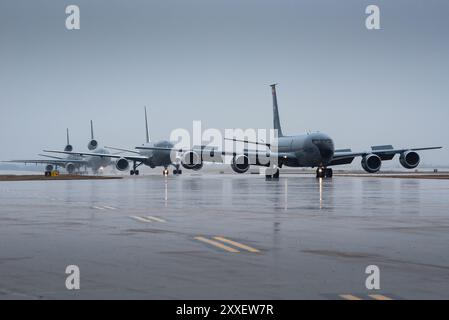 Eine KC-135 Stratotanker und eine KC-46A Pegasus, die der McConnell Air Force Base zugeordnet sind, Taxi mit zwei KC-10 Extender, zugewiesen zur Joint Base McGuire-Dix-L Stockfoto