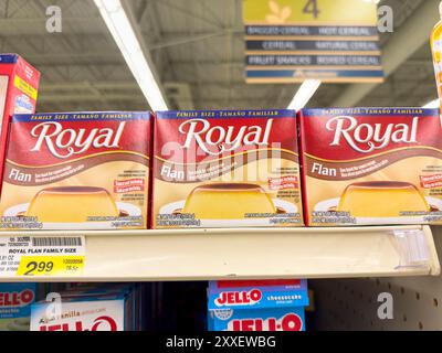 Los Angeles, Kalifornien, Vereinigte Staaten - 14. April 2024: Eine Ansicht mehrerer Pakete Royal Flan Mix, ausgestellt in einem örtlichen Lebensmittelgeschäft. Stockfoto