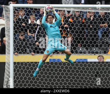 Rumpf, Großbritannien. August 2024. Ivor Pandur von Hull City fängt den Ball beim Sky Bet Championship Match Hull City gegen Millwall im MKM Stadium, Hull, Großbritannien, 24. August 2024 (Foto: Alfie Cosgrove/News Images) in Hull, Großbritannien am 24. August 2024. (Foto: Alfie Cosgrove/News Images/SIPA USA) Credit: SIPA USA/Alamy Live News Stockfoto