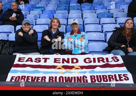 Selhurst Park, Selhurst, London, Großbritannien. August 2024. Premier League Football, Crystal Palace gegen West Ham United; Fans von West Ham United kommen früh an, um den Spielern beim Aufwärmen zuzusehen. Credit: Action Plus Sports/Alamy Live News Stockfoto