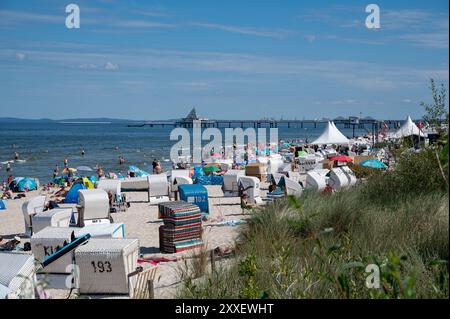 30.07.2024, Heringsdorf, Usedom, Vorpommern, Deutschland, Europa - Urlauber genießen einen sonnigen Tag zwischen Liegestühlen an der Ostsee. Stockfoto