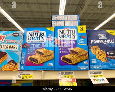 Los Angeles, Kalifornien, USA - 14.04.2024: Ein Blick auf mehrere Pakete von Kellogg's Nutri-Grain Bars, ausgestellt in einem örtlichen Lebensmittelgeschäft. Stockfoto