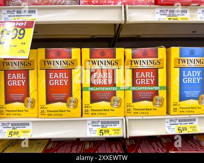 Los Angeles, Kalifornien, USA - 14.04.2024: Ein Blick auf mehrere Packungen mit Teebeuteln von Twinings Earl Grey, ausgestellt in einem örtlichen Lebensmittelgeschäft. Stockfoto