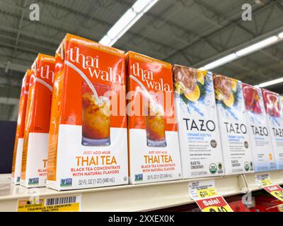 Los Angeles, Kalifornien, USA - 14. April 2024: Ein Blick auf mehrere Kartons thailändischer Wala Thai Teegetränk, ausgestellt in einem örtlichen Lebensmittelgeschäft. Stockfoto