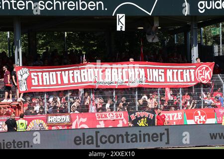 Münster, Deutschland. August 2024. Deutschland, Preussen Münster gegen 1.FC Kaiserslautern, Fussball, 2.Liga, 3. Spieltag, Spielzeit 2024/2025, 24.08.2024 Fans Kaiserslautern DFL-VORSCHRIFTEN VERBIETEN JEDE VERWENDUNG VON FOTOGRAFIEN ALS BILDSEQUENZEN UND/ODER QUASI-VIDEO Foto: Eibner-Pressefoto/ Frank Zeising Credit: dpa/Alamy Live News Stockfoto