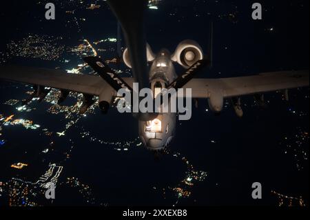 Ein A-10C Thunderbolt II Flugzeug, das dem 23. Flügel der Moody Air Force Base, Georgia, zugeordnet ist, erhält Treibstoff von einem KC-135 Stratotanker Flugzeug Stockfoto