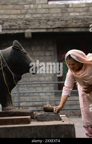 NAGGAR, INDIEN - 21. JUNI 2024: Ein Einheimischer bietet Angebote im Shiva-Tempel an. Stockfoto