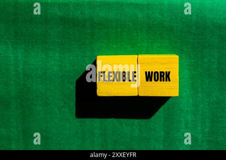 Flexible Arbeitsbotschaft auf gelben Holzwürfeln mit grünem Hintergrund. Konzeptionelles flexibles Arbeitssymbol. Kopierbereich. Stockfoto