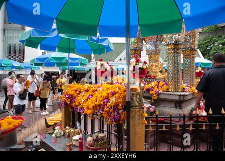 Bangkok, Thailand. August 2024. Die Gläubigen, Thailänder und Ausländer, beten am Schrein, um Segnungen, Erfüllung von Träumen, Erfolg am Erawan-Schrein (Thao Mahaprom-Schrein) am 24. August 2024 zu suchen. In Bangkok, Thailand. (Foto: Teera Noisakran/SIPA USA) Credit: SIPA USA/Alamy Live News Stockfoto