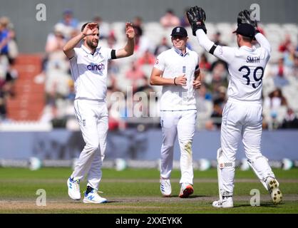 Der englische Chris Woakes (links) feiert den Wicket von Sri Lankas Vishwa Fernando (nicht abgebildet) über LBW am vierten Tag des ersten Rothesay Test Matches im Emirates Old Trafford, Manchester. Bilddatum: Samstag, 24. August 2024. Stockfoto