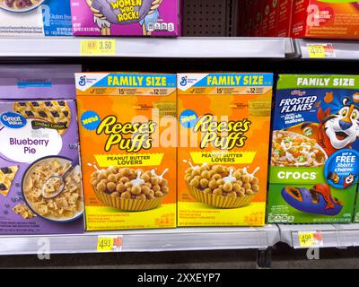 Los Angeles, Kalifornien, USA - 14.04.2024: Ein Blick auf mehrere Pakete von Reese's Puffs, ausgestellt in einem örtlichen Lebensmittelgeschäft. Stockfoto