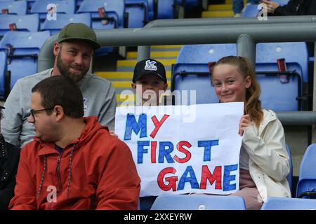 Selhurst Park, Selhurst, London, Großbritannien. August 2024. Premier League Football, Crystal Palace gegen West Ham United; Crystal Palace Fans zeigen, dass es das erste besuchte Spiel im Stadion ist Credit: Action Plus Sports/Alamy Live News Stockfoto