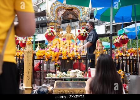 Bangkok, Thailand. August 2024. Die Gläubigen, Thailänder und Ausländer, beten am Schrein, um Segnungen, Erfüllung von Träumen, Erfolg am Erawan-Schrein (Thao Mahaprom-Schrein) am 24. August 2024 zu suchen. In Bangkok, Thailand. (Foto: Teera Noisakran/SIPA USA) Credit: SIPA USA/Alamy Live News Stockfoto