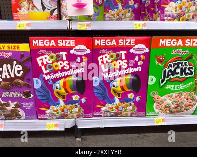 Los Angeles, Kalifornien, USA - 14. April 2024: Eine Ansicht mehrerer Pakete von Froot Loops mit Marshmallows, ausgestellt in einem örtlichen Lebensmittelgeschäft. Stockfoto