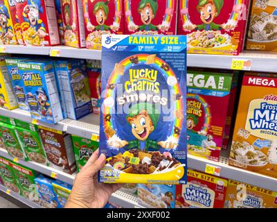 Los Angeles, Kalifornien, Vereinigte Staaten - 14. April 2024: Ein Blick auf eine Hand mit einem Paket Lucky Charms S'mores, ausgestellt in einem örtlichen Lebensmittelgeschäft. Stockfoto