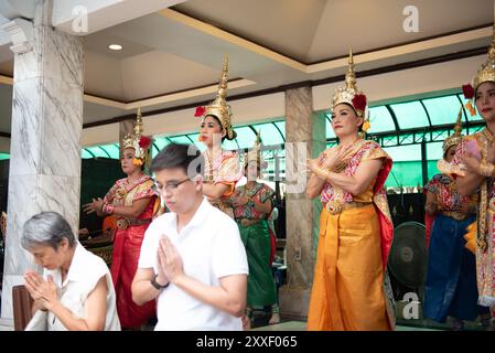 Bangkok, Thailand. August 2024. Die Gläubigen, Thailänder und Ausländer, beten am Schrein, um Segnungen, Erfüllung von Träumen, Erfolg am Erawan-Schrein (Thao Mahaprom-Schrein) am 24. August 2024 zu suchen. In Bangkok, Thailand. (Foto: Teera Noisakran/SIPA USA) Credit: SIPA USA/Alamy Live News Stockfoto