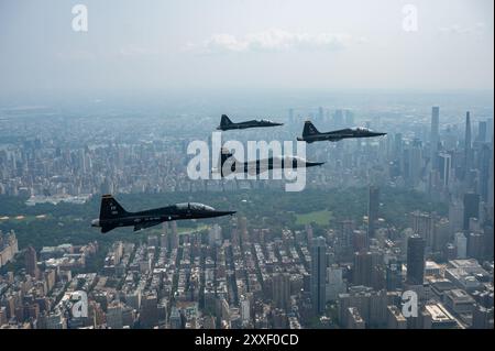 NEW YORK CITY – T-38A-Talone aus dem 1st Fighter Wing fliegen am 16. August 2024 über New York City in der Nähe des Central Parks. Die Flugzeuge sind vom 7. Jäger Stockfoto