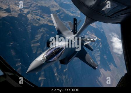 Eine F-35A Lightning II, die dem 388. Kampfflugzeug zugeordnet ist, erhält Treibstoff von einem KC-135 Stratotanker, der dem 92. Luftbetankungsflügel während einer AE zugeordnet ist Stockfoto