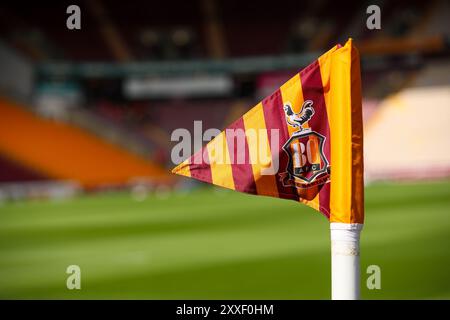 The University of Bradford Stadium, Bradford, England - 24. August 2024 Eine allgemeine Ansicht einer Eckfahne mit dem Bradford City Club Wappen am University of Bradford Stadium - vor dem Spiel Bradford City gegen Bromley, Sky Bet League Two, 2024/25, University of Bradford Stadium, Bradford, England - 24. August 2024 Credit: Mathew Marsden/WhiteRosePhotos/Alamy Live News Stockfoto